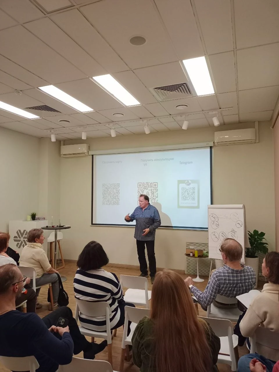 Сергей Королев ведёт очное занятие перед группой